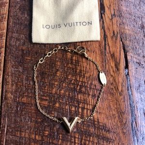 LOUIS VUITTON ESSENTIAL V GOLD TONE BRACELET